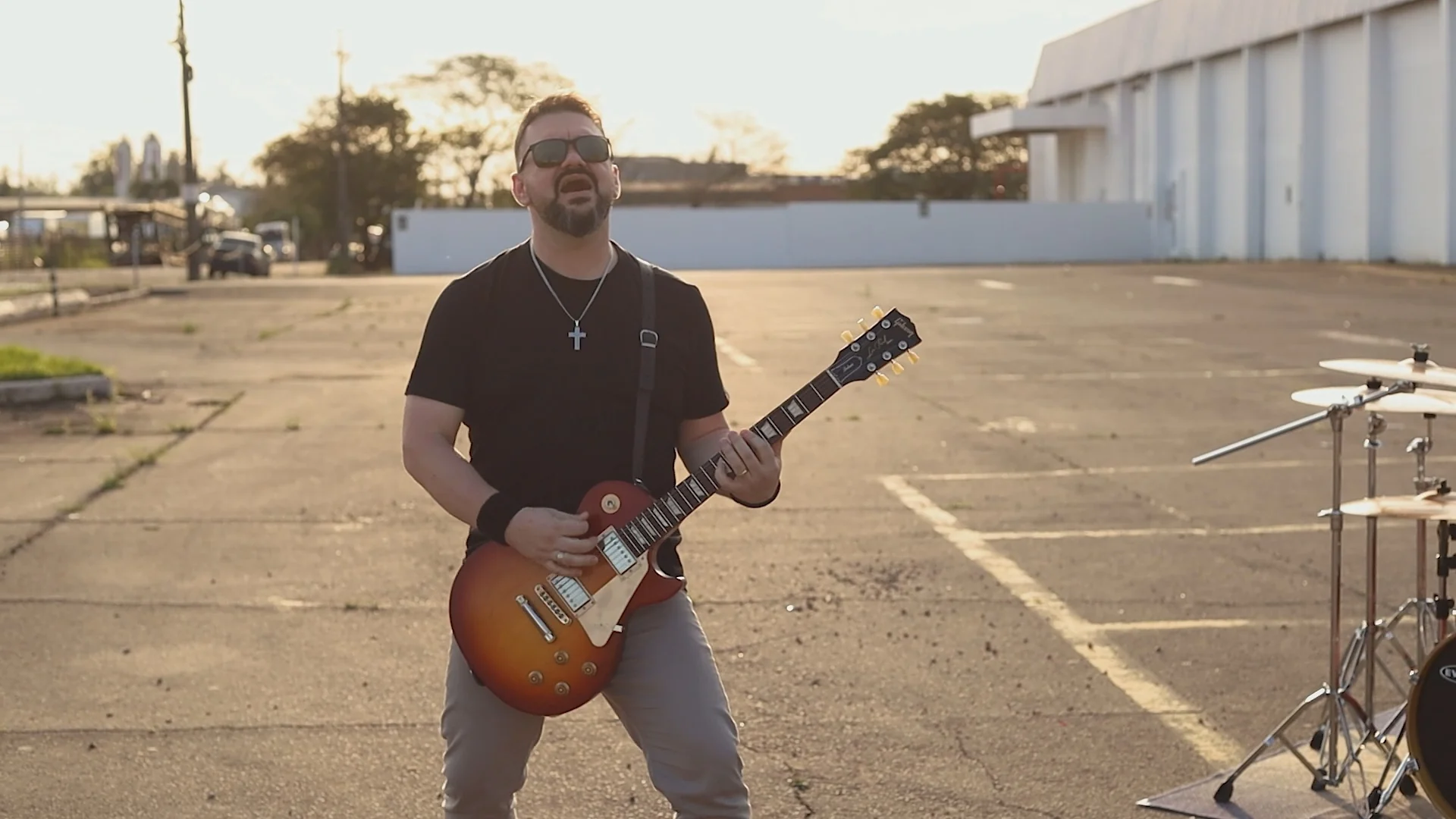 Rafael San tocando guitarra