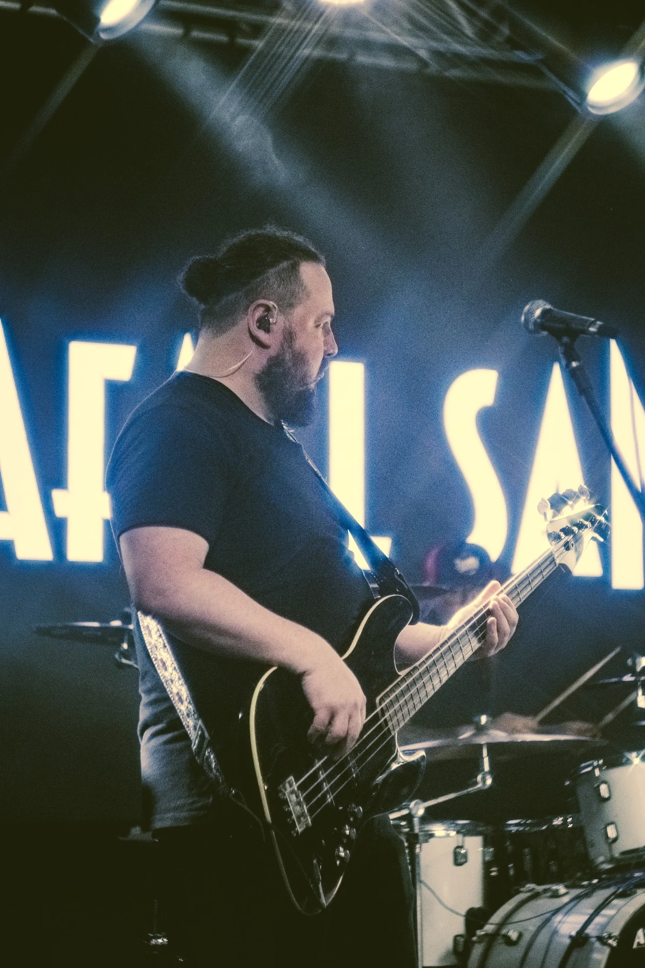 Baixista da banda Rafael San em cena