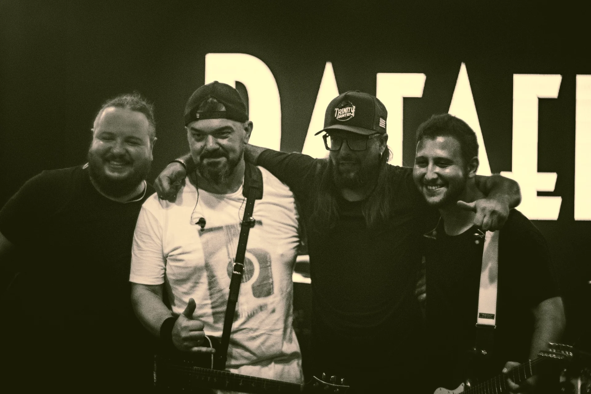 Integrantes da banda Rafael San reunidos após o show